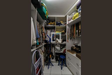 Casa à venda com 280m², 5 quartos e 4 vagas Casa à venda com 280m², 5 quartos e 4 vagasCloset da suíte