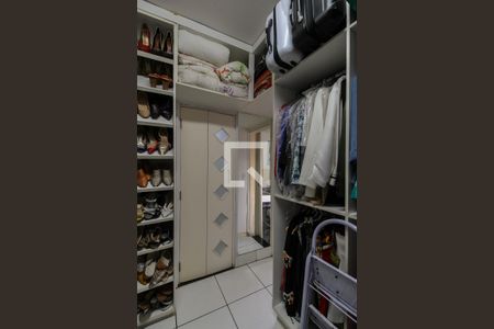 Casa à venda com 280m², 5 quartos e 4 vagas Casa à venda com 280m², 5 quartos e 4 vagasCloset da suíte