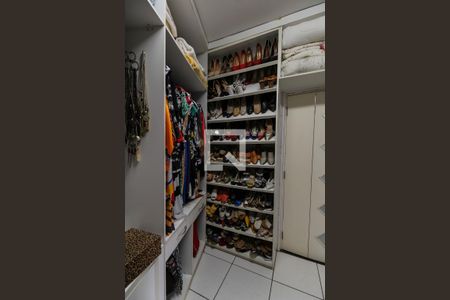 Casa à venda com 280m², 5 quartos e 4 vagas Casa à venda com 280m², 5 quartos e 4 vagasCloset da suíte