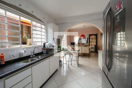 Casa à venda com 280m², 5 quartos e 4 vagas Casa à venda com 280m², 5 quartos e 4 vagasCozinha