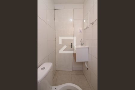 Banheiro de casa para alugar com 1 quarto, 21m² em Vila Buenos Aires, São Paulo