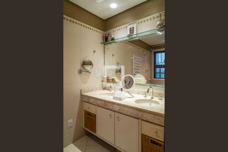 Casa de condomínio à venda com 240m², 3 quartos e 4 vagasBanheiro da Suíte