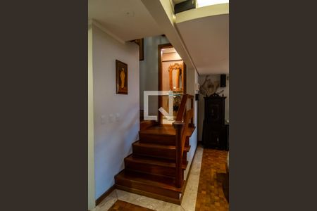 Casa de condomínio à venda com 240m², 3 quartos e 4 vagasEscada