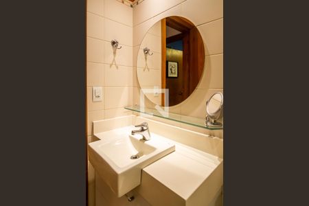 Casa de condomínio à venda com 240m², 3 quartos e 4 vagasBanheiro Corredor