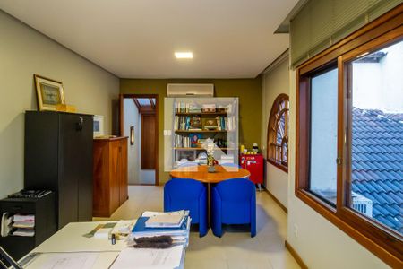 Casa de condomínio à venda com 240m², 3 quartos e 4 vagasEscritório