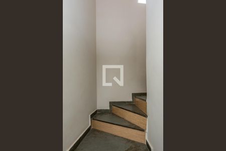 Casa de condomínio à venda com 88m², 2 quartos e 1 vagaEscada