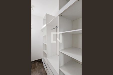 Casa à venda com 175m², 3 quartos e 2 vagas Casa à venda com 175m², 3 quartos e 2 vagasCloset do quarto 2