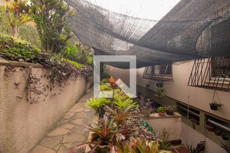 Casa à venda com 329m², 4 quartos e 3 vagas Casa à venda com 329m², 4 quartos e 3 vagasPátio Fundos