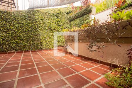 Casa à venda com 329m², 4 quartos e 3 vagas Casa à venda com 329m², 4 quartos e 3 vagasPátio Fundos