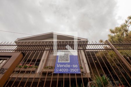 Casa à venda com 329m², 4 quartos e 3 vagas Casa à venda com 329m², 4 quartos e 3 vagasFachada