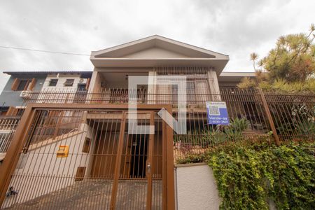Casa à venda com 329m², 4 quartos e 3 vagas Casa à venda com 329m², 4 quartos e 3 vagasFachada