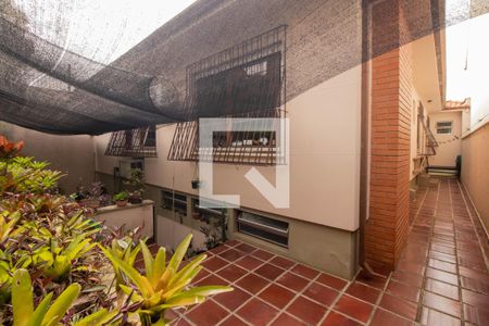 Casa à venda com 329m², 4 quartos e 3 vagas Casa à venda com 329m², 4 quartos e 3 vagasPátio Fundos
