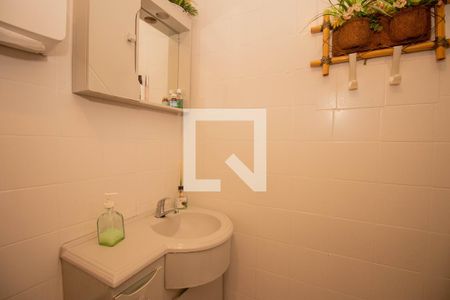 Casa à venda com 329m², 4 quartos e 3 vagas Casa à venda com 329m², 4 quartos e 3 vagasBanheiro Auxiliar