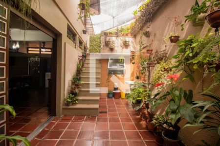 Casa à venda com 329m², 4 quartos e 3 vagas Casa à venda com 329m², 4 quartos e 3 vagasPátio Fundos