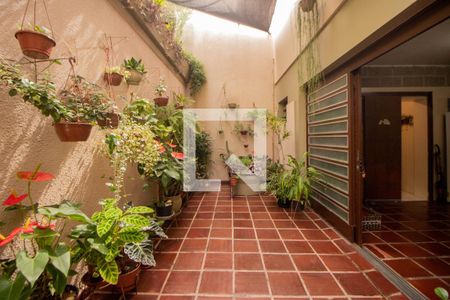 Casa à venda com 329m², 4 quartos e 3 vagas Casa à venda com 329m², 4 quartos e 3 vagasPátio Fundos