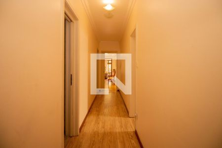 Casa à venda com 329m², 4 quartos e 3 vagas Casa à venda com 329m², 4 quartos e 3 vagasCorredor