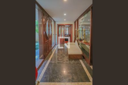 Corredor Entrada de casa à venda com 4 quartos, 380m² em Butantã, São Paulo
