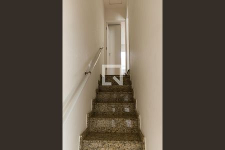 Casa de condomínio à venda com 70m², 2 quartos e 1 vaga Casa de condomínio à venda com 70m², 2 quartos e 1 vagaEscada