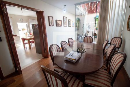 Casa à venda com 300m², 4 quartos e 4 vagas Casa à venda com 300m², 4 quartos e 4 vagasSala de Jantar