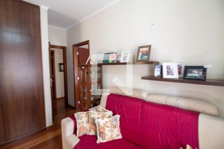 Casa à venda com 300m², 4 quartos e 4 vagas Casa à venda com 300m², 4 quartos e 4 vagasEscritório