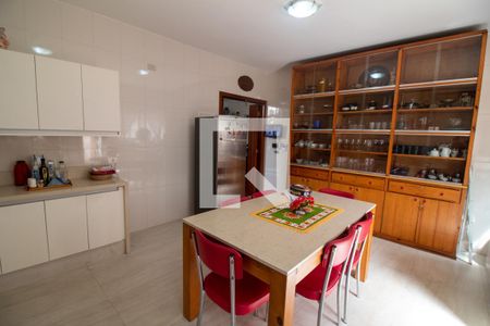 Casa à venda com 300m², 4 quartos e 4 vagas Casa à venda com 300m², 4 quartos e 4 vagasCozinha