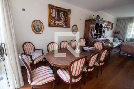 Casa à venda com 300m², 4 quartos e 4 vagas Casa à venda com 300m², 4 quartos e 4 vagasSala de Jantar