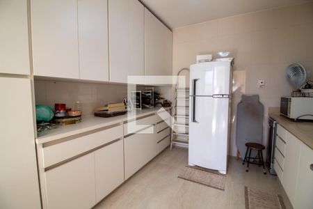 Casa à venda com 300m², 4 quartos e 4 vagas Casa à venda com 300m², 4 quartos e 4 vagasCozinha de Serviço