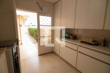 Casa à venda com 300m², 4 quartos e 4 vagas Casa à venda com 300m², 4 quartos e 4 vagasCozinha de Serviço