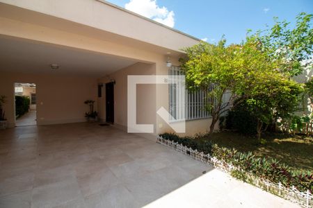 Casa à venda com 300m², 4 quartos e 4 vagas Casa à venda com 300m², 4 quartos e 4 vagasFachada