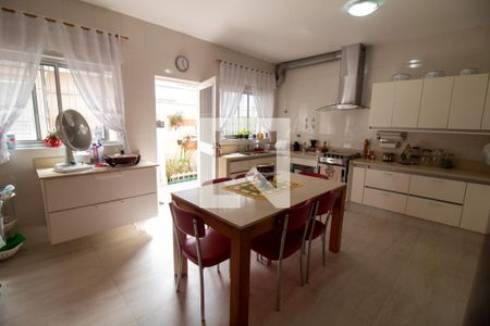 Casa à venda com 300m², 4 quartos e 4 vagas Casa à venda com 300m², 4 quartos e 4 vagasCozinha