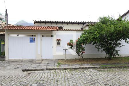 Casa para alugar com 320m², 4 quartos e 1 vagaFachada da casa