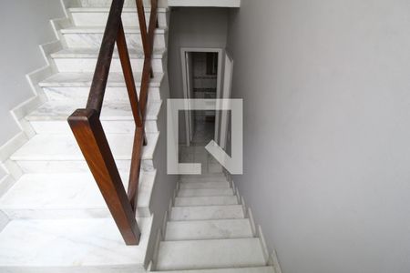 Casa para alugar com 320m², 4 quartos e 1 vagaEscadas