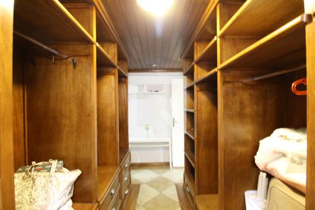 Casa para alugar com 320m², 4 quartos e 1 vagaCloset Quarto 1 - Suíte