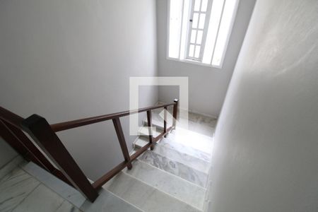 Casa para alugar com 320m², 4 quartos e 1 vagaEscadas