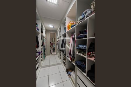 Casa à venda com 200m², 3 quartos e 2 vagasCloset Suíte 2