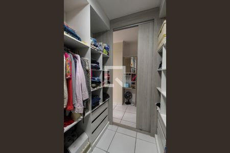 Casa à venda com 200m², 3 quartos e 2 vagasCloset Suíte 2