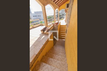 Casa à venda com 380m², 5 quartos e 3 vagasEscada