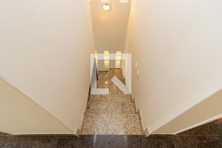 Casa à venda com 120m², 3 quartos e 2 vagas Casa à venda com 120m², 3 quartos e 2 vagasEscada