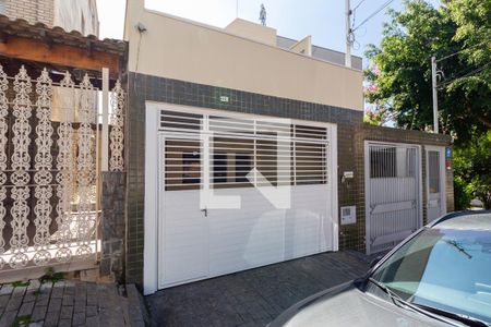 Casa à venda com 120m², 3 quartos e 2 vagas Casa à venda com 120m², 3 quartos e 2 vagasFachada