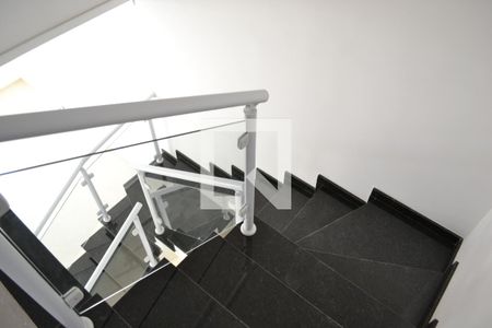 Escadas de casa de condomínio para alugar com 4 quartos, 126m² em Jardim Vitoria, Suzano