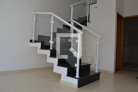 Escadas de casa de condomínio para alugar com 4 quartos, 126m² em Jardim Vitoria, Suzano