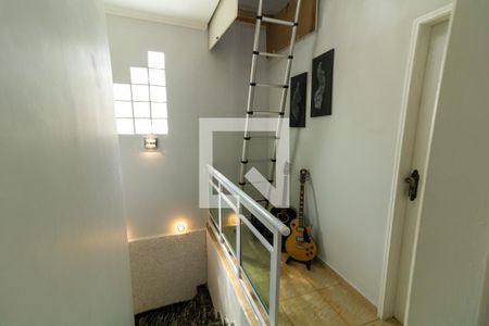 Casa para alugar com 182m², 3 quartos e 2 vagas Casa para alugar com 182m², 3 quartos e 2 vagasEscada