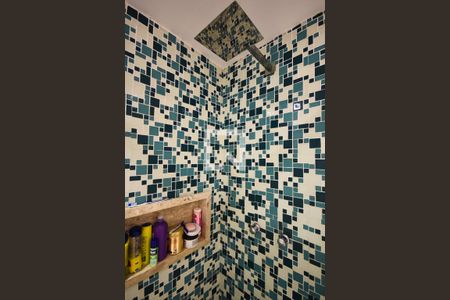 Apartamento à venda com 66m², 2 quartos e 2 vagasChuveiro do banheiro da suíte 