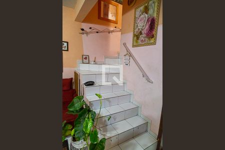 Casa à venda com 110m², 3 quartos e 2 vagas Casa à venda com 110m², 3 quartos e 2 vagasCorredor - Escada