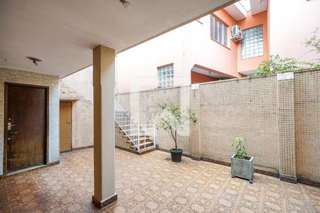 Casa à venda com 250m², 2 quartos e 2 vagas Casa à venda com 250m², 2 quartos e 2 vagasQuintal