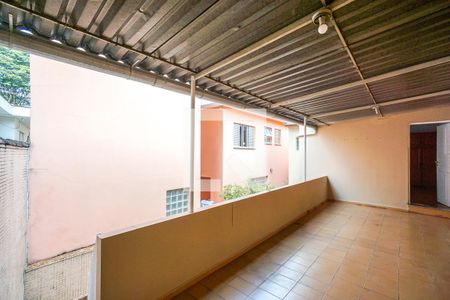 Casa à venda com 250m², 2 quartos e 2 vagas Casa à venda com 250m², 2 quartos e 2 vagasTerraço