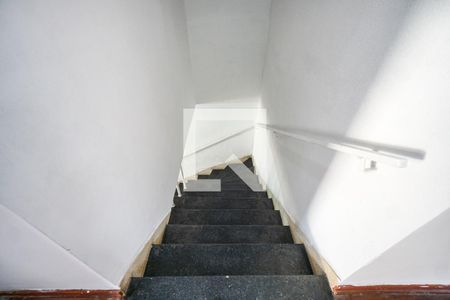 Casa à venda com 250m², 2 quartos e 2 vagas Casa à venda com 250m², 2 quartos e 2 vagasEscada
