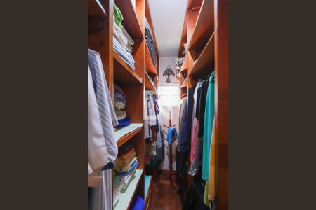 Casa à venda com 300m², 3 quartos e 2 vagasCloset - Suíte 