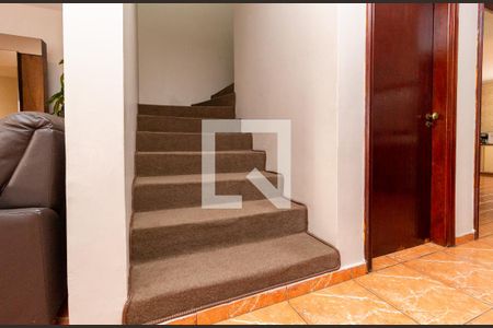 Casa para alugar com 300m², 4 quartos e 3 vagasEscada