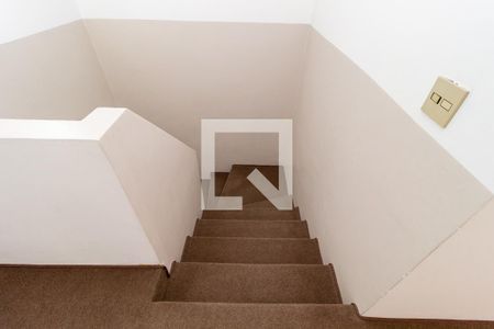 Casa para alugar com 300m², 4 quartos e 3 vagasEscada